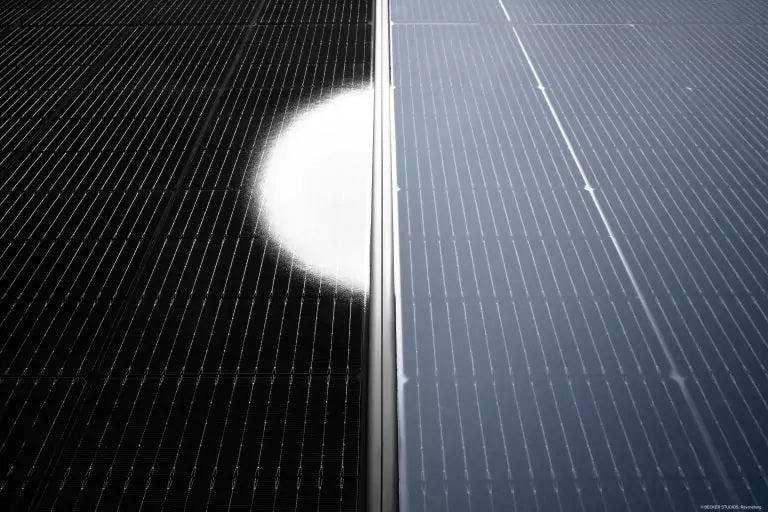 Foto eines Solarmoduls mit der Phytonics Anti-Blend-Folie im Vergleich mit einem Standard-Solarmodul.