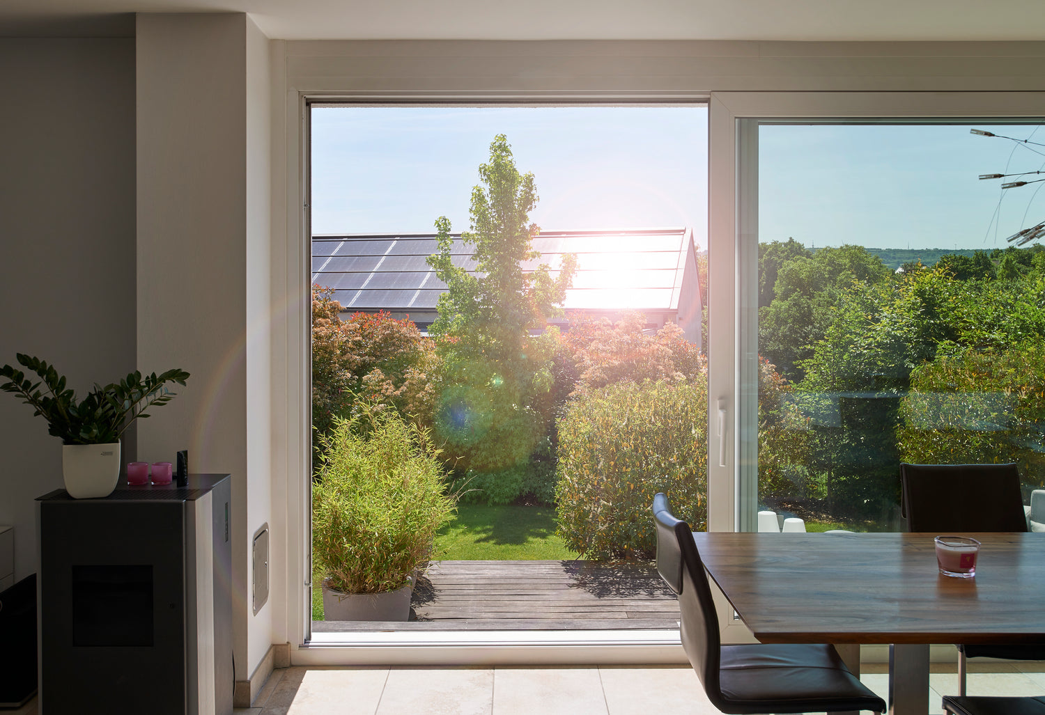 Solaranlage verursacht störende Blendung ins Wohnzimmer des Nachbars
