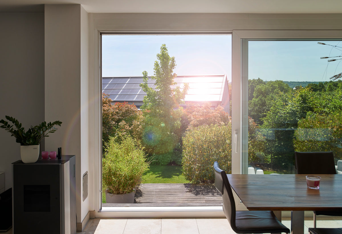 Solaranlage verursacht störende Blendung ins Wohnzimmer des Nachbars